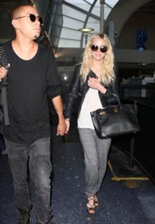Ashlee Simpson feet photo thumbnail