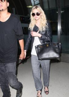 Ashlee Simpson feet photo thumbnail