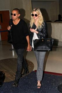 Ashlee Simpson feet photo thumbnail