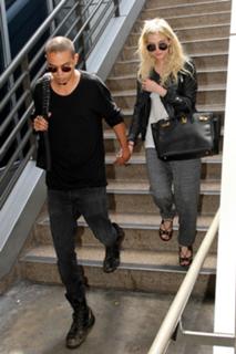 Ashlee Simpson feet photo thumbnail