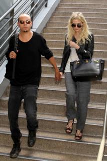 Ashlee Simpson feet photo thumbnail