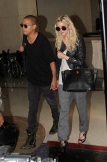 Ashlee Simpson feet photo thumbnail