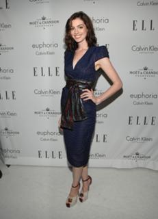 Anne Hathaway feet photo thumbnail