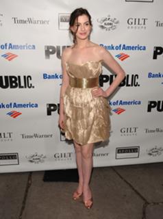 Anne Hathaway feet photo thumbnail