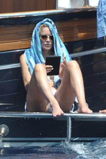 Sharon Stone feet photo thumbnail