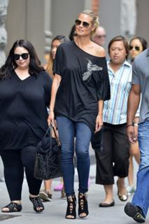 Heidi Klum feet photo thumbnail