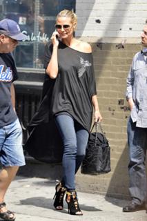 Heidi Klum feet photo thumbnail
