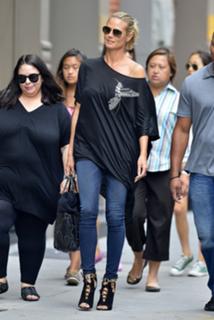 Heidi Klum feet photo thumbnail