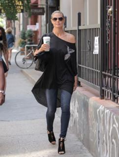 Heidi Klum feet photo thumbnail