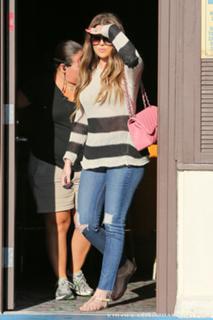 Khloé Kardashian feet photo thumbnail