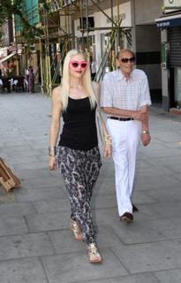 Gwen Stefani feet photo thumbnail