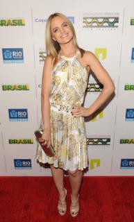 Mena Suvari feet photo thumbnail