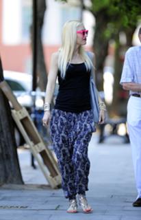 Gwen Stefani feet photo thumbnail
