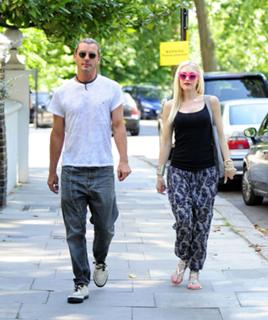 Gwen Stefani feet photo thumbnail