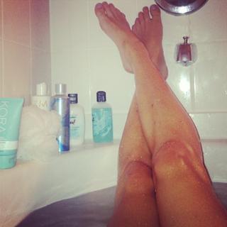 Phoebe Tonkin feet photo thumbnail