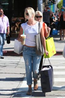 Julianne Hough feet photo thumbnail