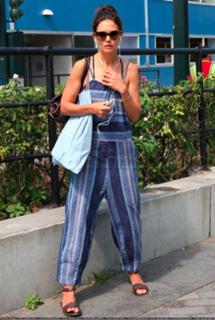 Katie Holmes feet photo thumbnail