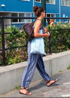 Katie Holmes feet photo thumbnail