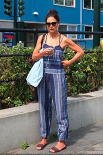 Katie Holmes feet photo thumbnail
