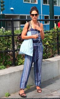 Katie Holmes feet photo thumbnail