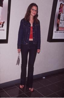 Katie Holmes feet photo thumbnail