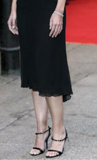 Katie Holmes feet photo thumbnail