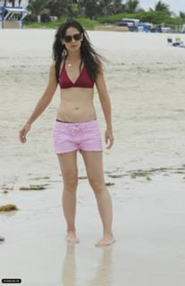Katie Holmes feet photo thumbnail