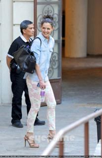 Katie Holmes feet photo thumbnail