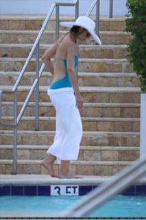 Katie Holmes feet photo thumbnail
