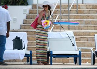 Katie Holmes feet photo thumbnail