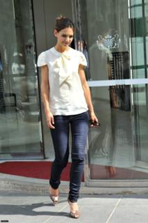 Katie Holmes feet photo thumbnail