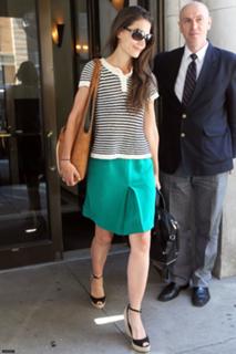 Katie Holmes feet photo thumbnail