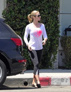 Emily Blunt feet photo thumbnail