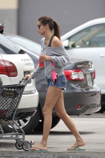 Adriana Lima feet photo thumbnail