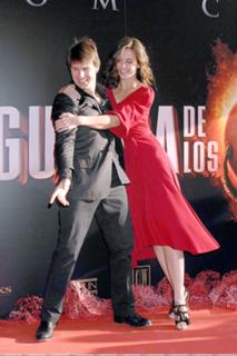 Katie Holmes feet photo thumbnail
