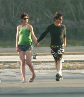 Katie Holmes feet photo thumbnail