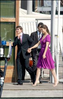 Katie Holmes feet photo thumbnail