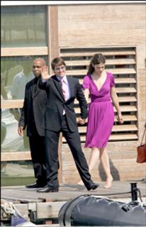 Katie Holmes feet photo thumbnail