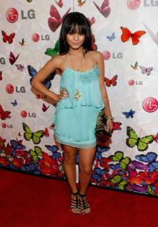Vanessa Hudgens feet photo thumbnail