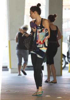 Minnie Driver feet photo thumbnail