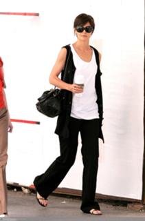Katie Holmes feet photo thumbnail