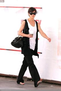 Katie Holmes feet photo thumbnail
