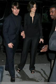 Katie Holmes feet photo thumbnail