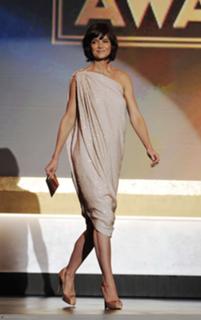 Katie Holmes feet photo thumbnail