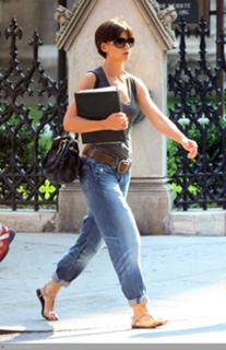 Katie Holmes feet photo thumbnail