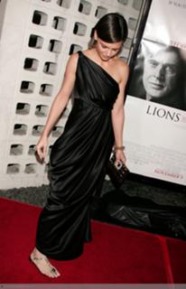 Katie Holmes feet photo thumbnail