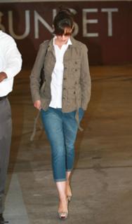 Katie Holmes feet photo thumbnail