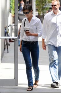Katie Holmes feet photo thumbnail