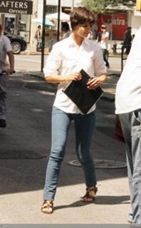 Katie Holmes feet photo thumbnail