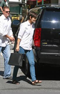 Katie Holmes feet photo thumbnail